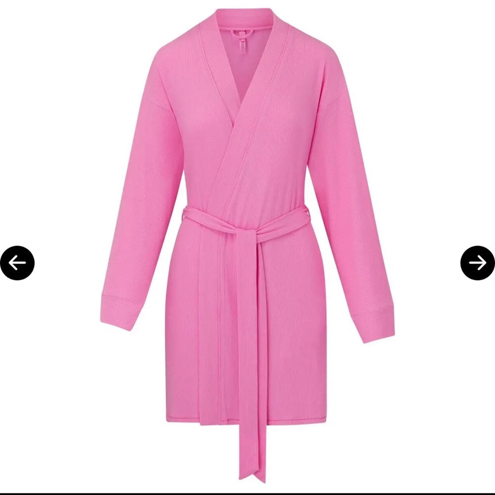 SKIMS SOFT LOUNGE ROBE LIMITED EDITION: BUBBLE GUM SMALL - Picture 2 of 4
